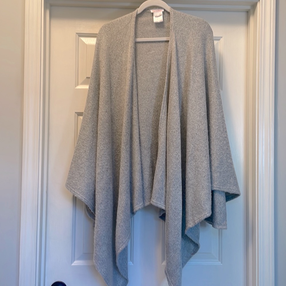 Maternity wrap, but also looks great when you’re not expecting.